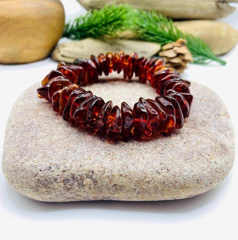 56548094-r-il-960789-7590744793-il_794xN.7590744793_c69m Dzintara ķiršu krāsas šķelto pērlīšu aproce