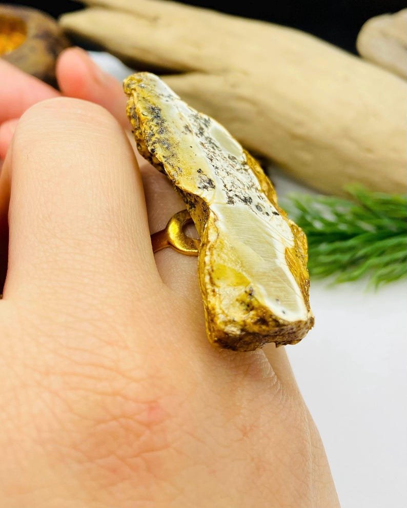 56548094-r-il-9e1d18-7630388304-il_794xN.7630388304_ldbv Baltās krāsas milzīgs Dzintara gredzens ar apzeltītu sudrabu