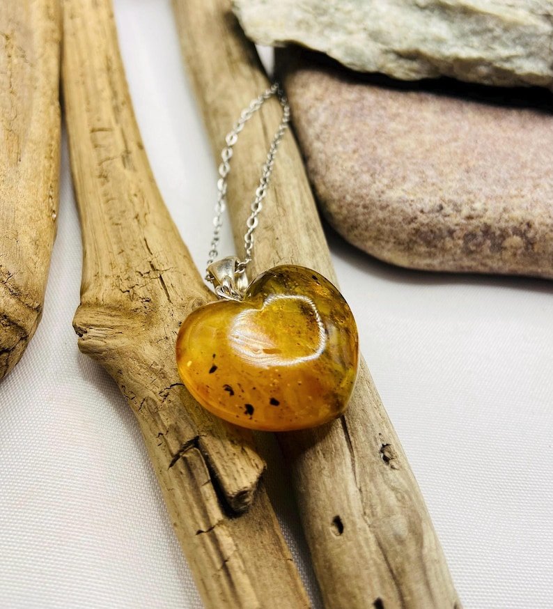 Baltijas Dzintara sirsniņa ar sudrabu un unikāliem ietvērumiem