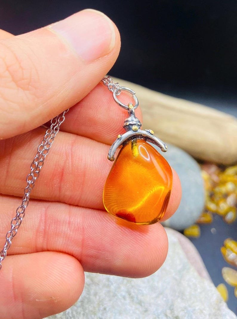 Dzintara eņģeļa kulons paredzēts gan pieaugušajiem, gan bērniem