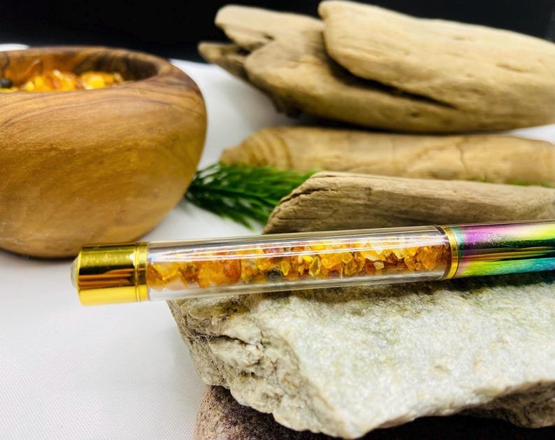 56548094-r-il-a8beeb-7593341011-il_794xN.7593341011_g3pw Varavīksnes krāsas Pildspalva ar dzintara drupačām un melnu tinti