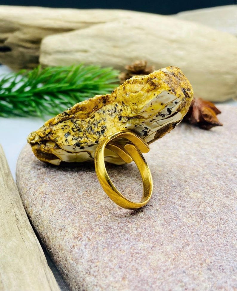 56548094-r-il-b9272b-7678333915-il_794xN.7678333915_8oo0 Baltās krāsas milzīgs Dzintara gredzens ar apzeltītu sudrabu