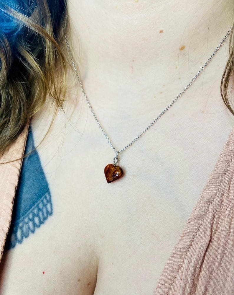 Ķiršu krāsas Baltijas Dzintara sirsniņas 2 variācijās