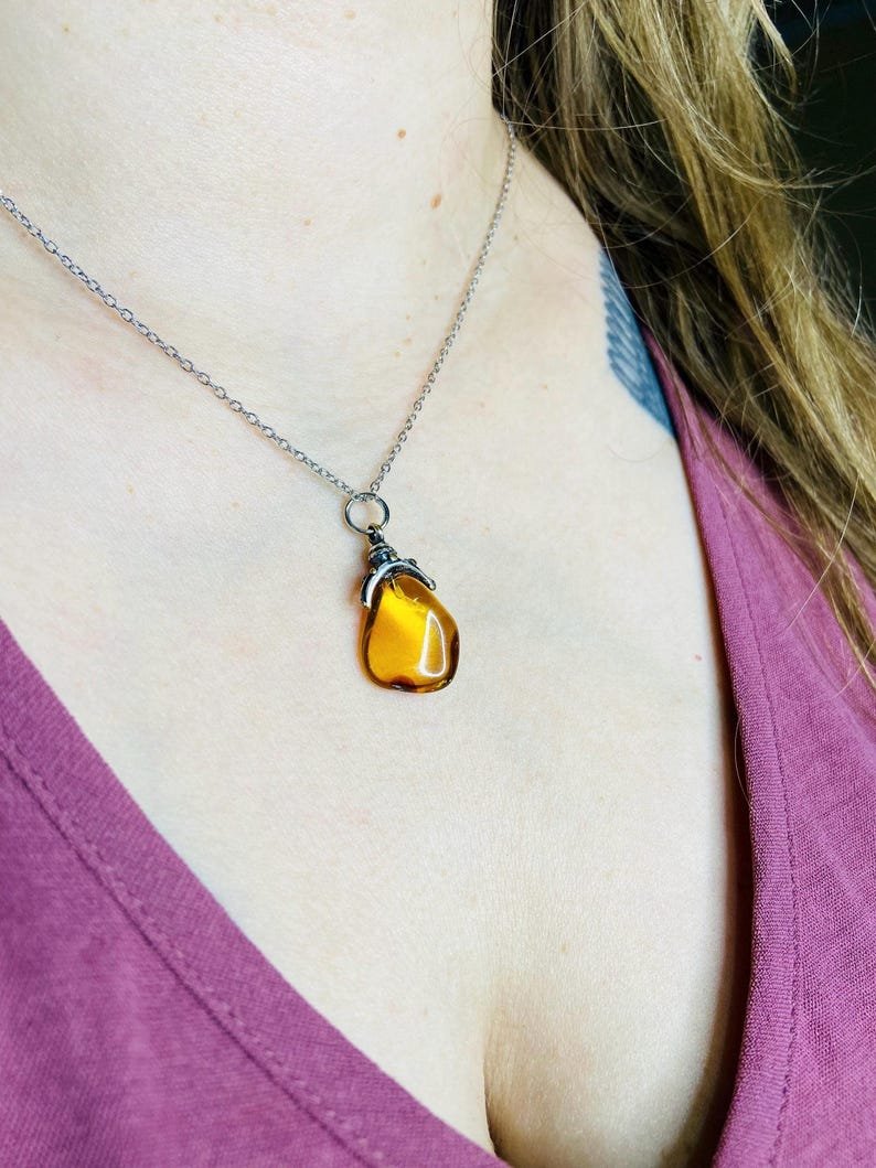 Dzintara eņģeļa kulons paredzēts gan pieaugušajiem, gan bērniem