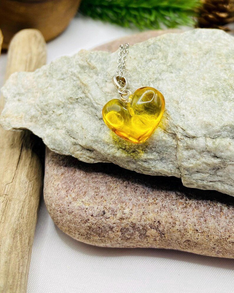 Dzeltenas dzintara sirsniņas ar sudrabu 2 variācijās