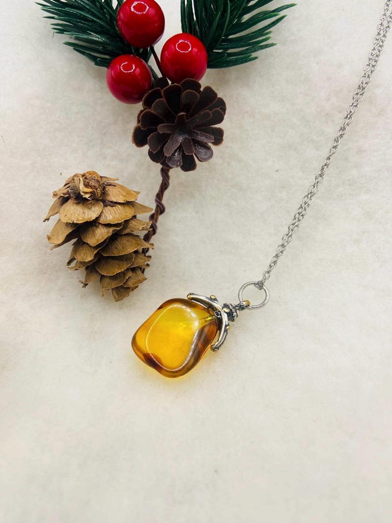 Dzintara eņģeļa kulons paredzēts gan pieaugušajiem, gan bērniem