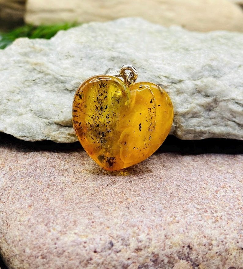 Baltijas Dzintara sirsniņa ar sudrabu un unikāliem ietvērumiem