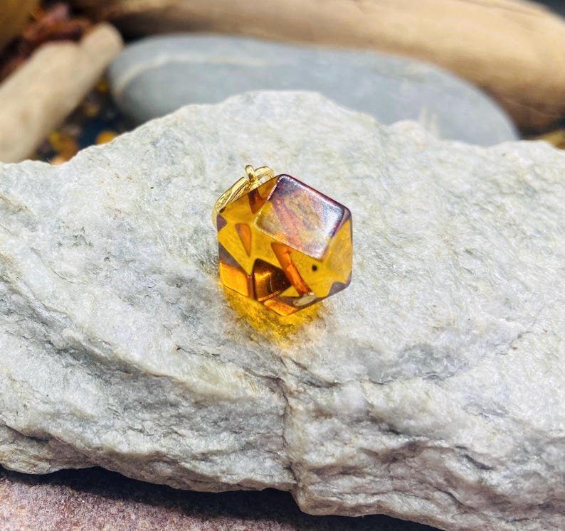 56548094-r-il-dad8f7-7473861807-il_794xN.7473861807_64vy Fasēts Baltijas Dzintara kubs ar apzeltītu sudraba cilpiņu