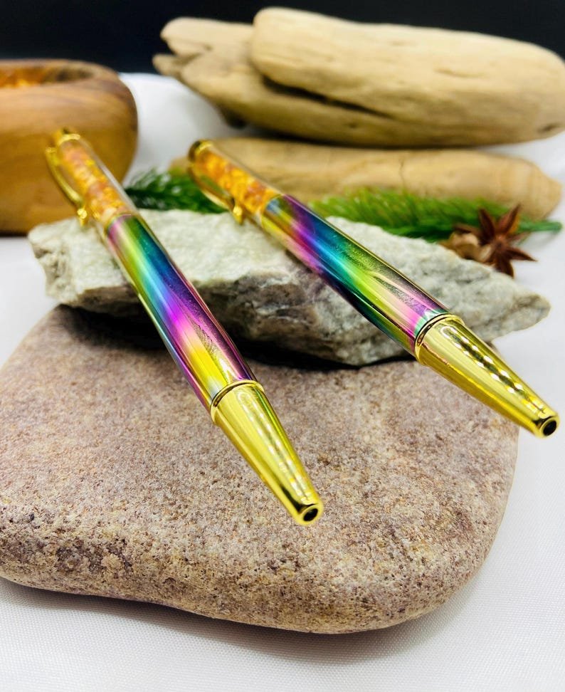 56548094-r-il-dc702f-7545402218-il_794xN.7545402218_3vgg Varavīksnes krāsas Pildspalva ar dzintara drupačām un melnu tinti