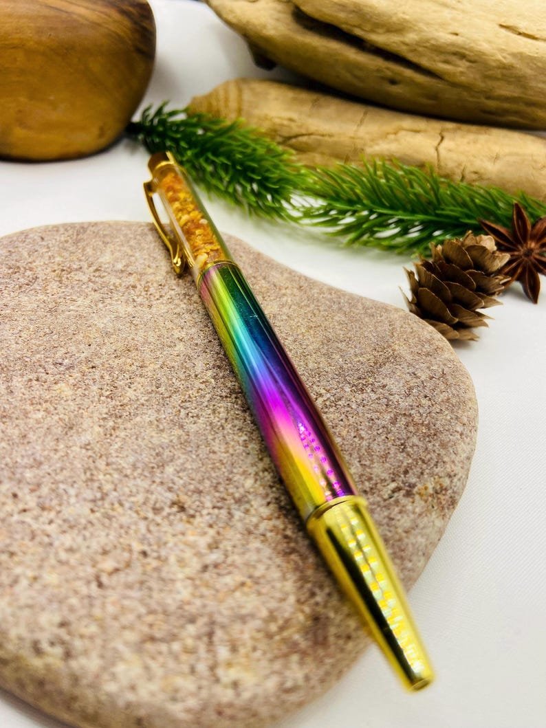 56548094-r-il-e1567e-7545402744-il_794xN.7545402744_r37y Varavīksnes krāsas Pildspalva ar dzintara drupačām un melnu tinti