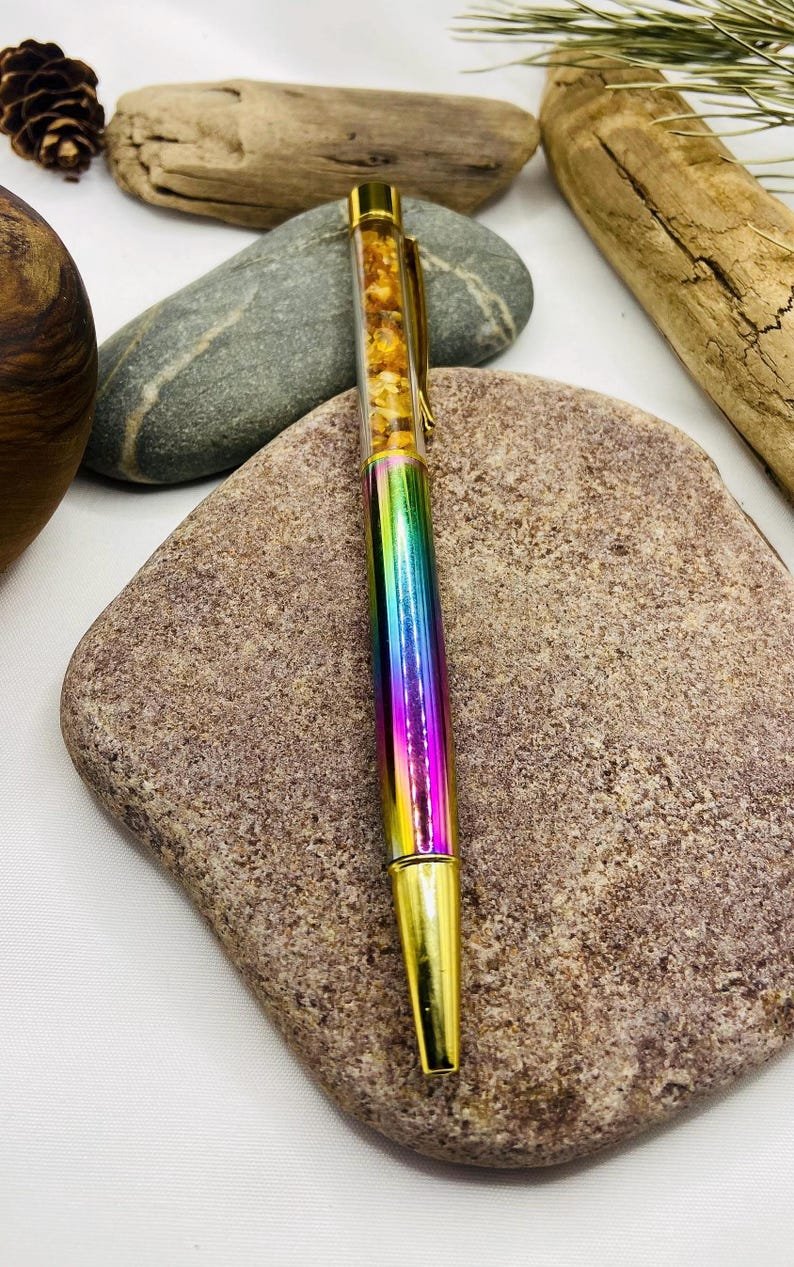 56548094-r-il-e24c16-7593340455-il_794xN.7593340455_6blh Varavīksnes krāsas Pildspalva ar dzintara drupačām un melnu tinti