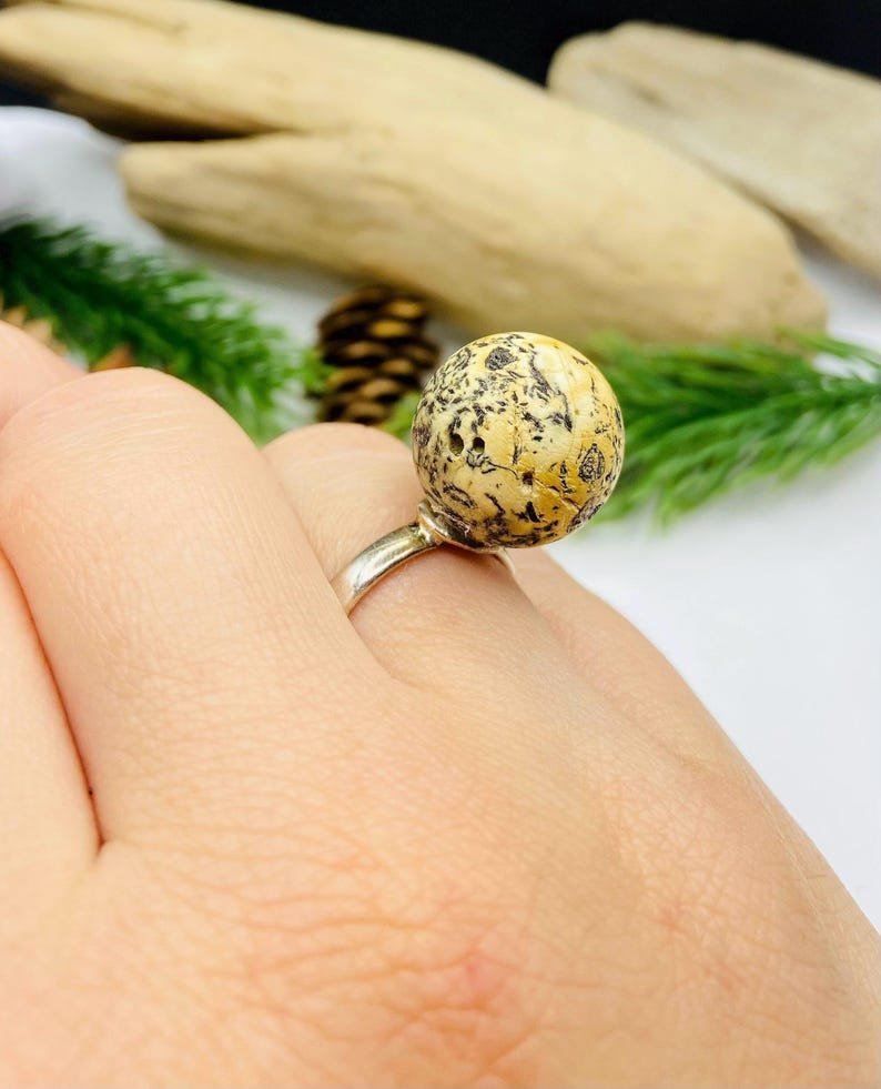 Pielāgojams Baltijas dzintara gredzens neparastā tonī