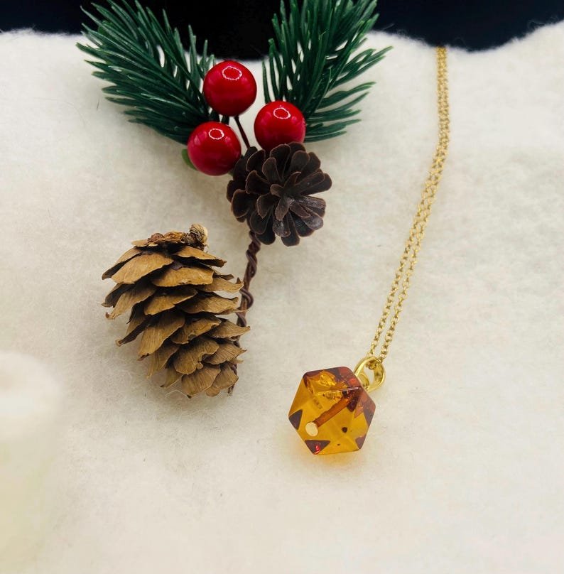 56548094-r-il-ebb274-7425935306-il_794xN.7425935306_fdpj Fasēts Baltijas Dzintara kubs ar apzeltītu sudraba cilpiņu