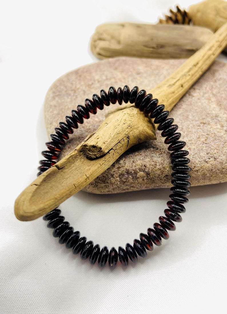 Rondelle formas ķiršu toņa smalka Dzintara rokassprādze