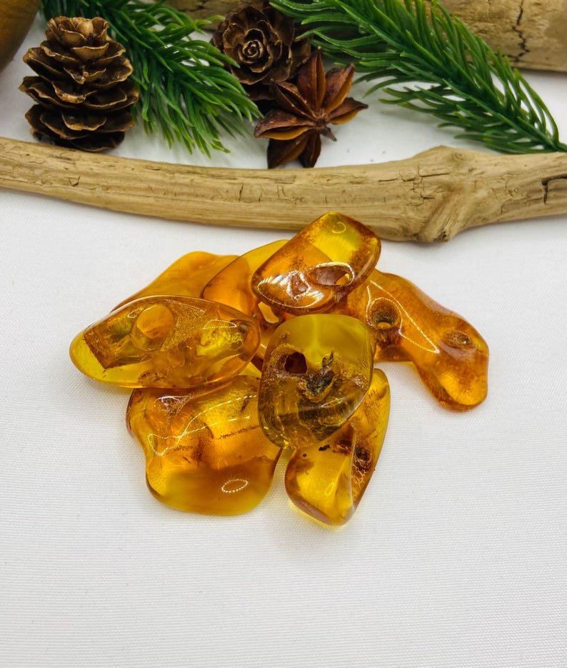 Autentiski Dzintara Odina akmeņi ar dabiskiem caurumiem