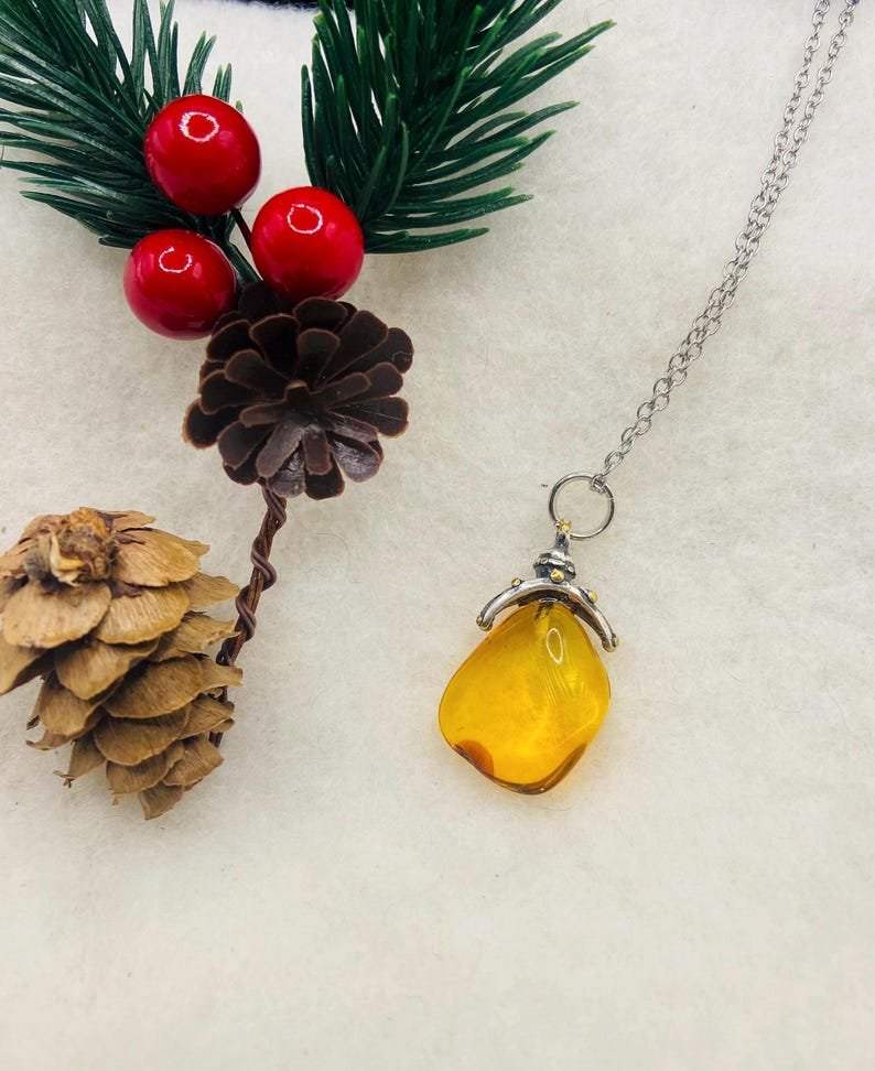 Dzintara eņģeļa kulons paredzēts gan pieaugušajiem, gan bērniem