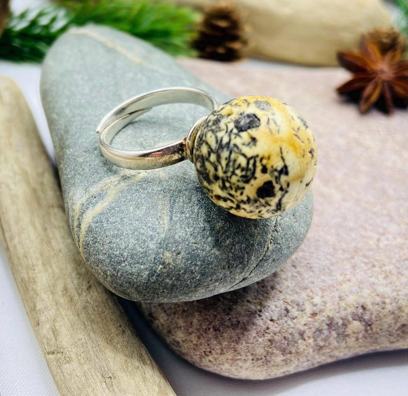 Pielāgojams Baltijas dzintara gredzens neparastā tonī