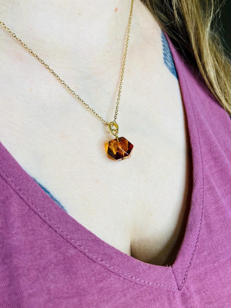 56548094-r-il-fe813e-7473858335-il_794xN.7473858335_qsx5 Fasēts Baltijas Dzintara kubs ar apzeltītu sudraba cilpiņu