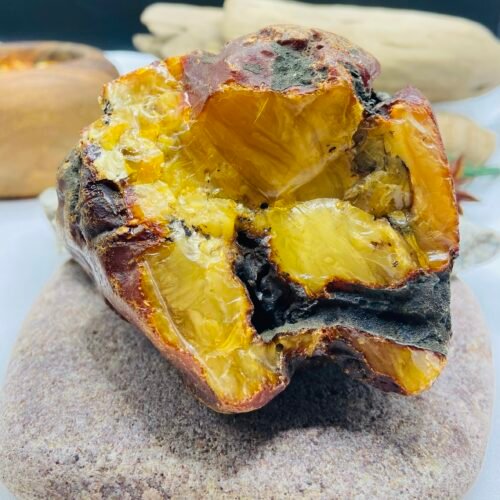 img_6775 Milzīgs Baltijas Dzintara gabals ar Dabisko caurumu sānos