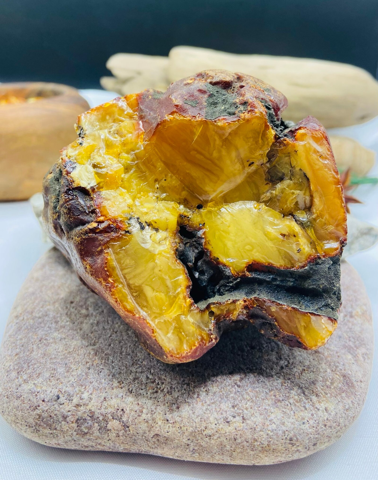 Milzīgs Baltijas Dzintara gabals ar Dabisko caurumu sānos