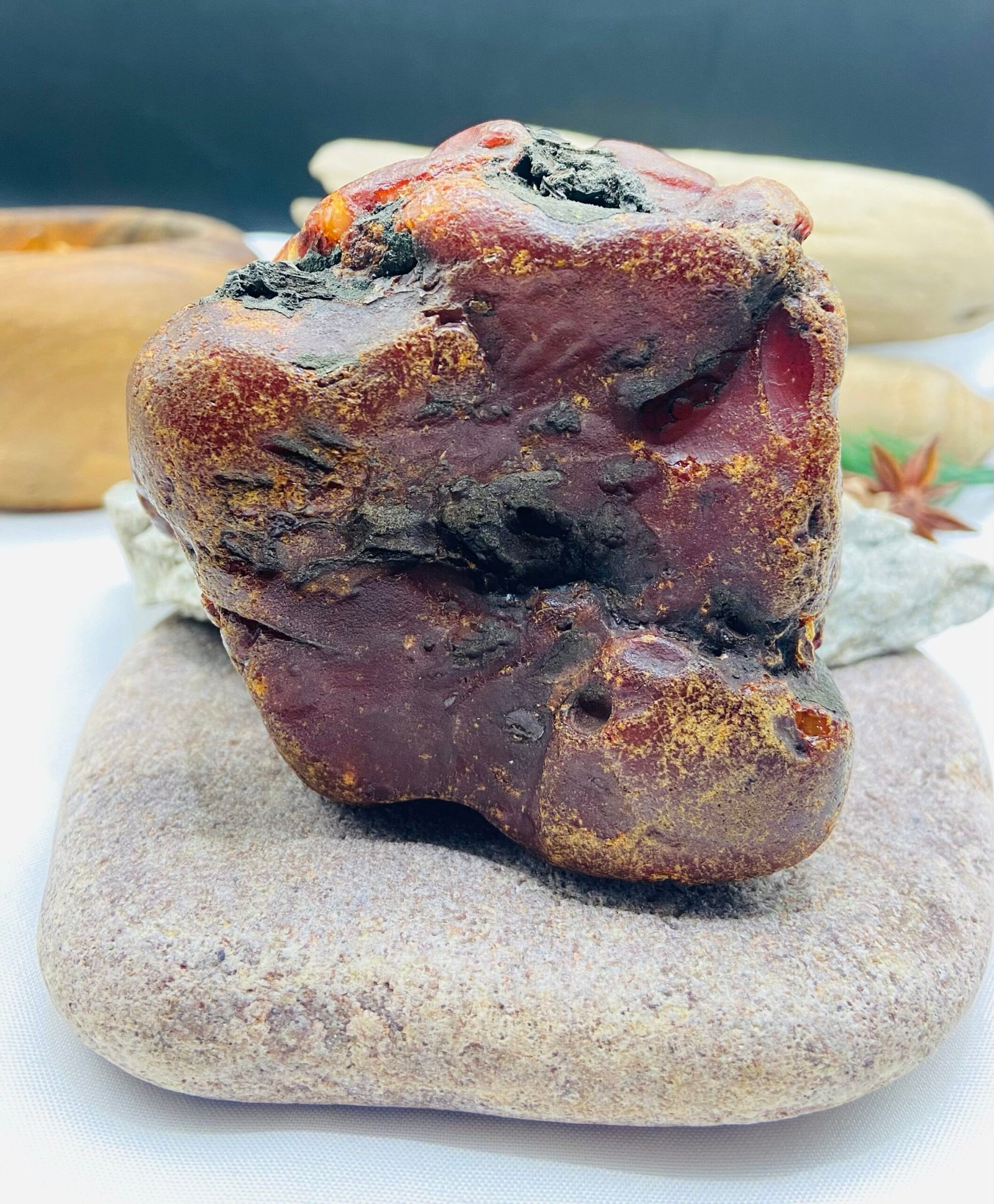 Milzīgs Baltijas Dzintara gabals ar Dabisko caurumu sānos