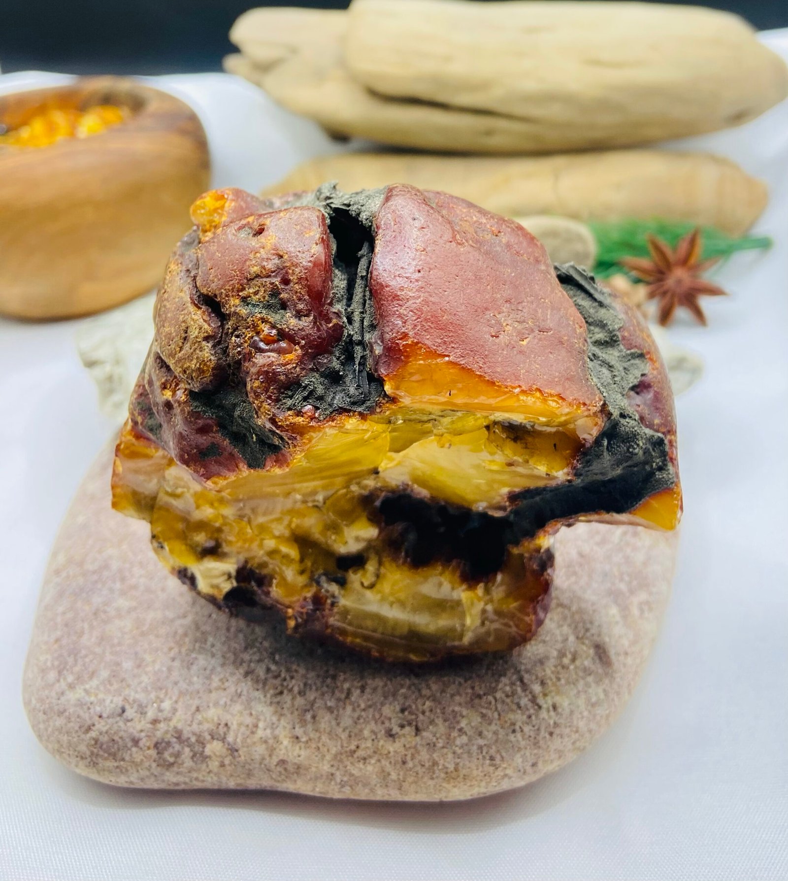 Milzīgs Baltijas Dzintara gabals ar Dabisko caurumu sānos