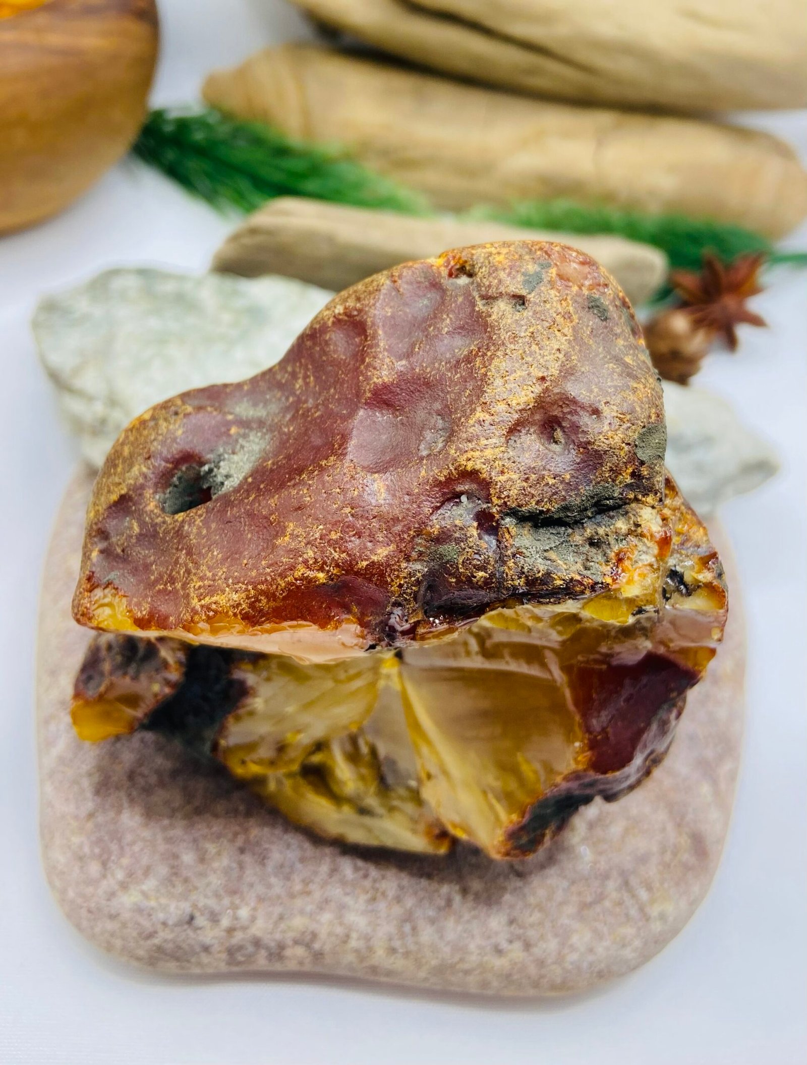 Milzīgs Baltijas Dzintara gabals ar Dabisko caurumu sānos