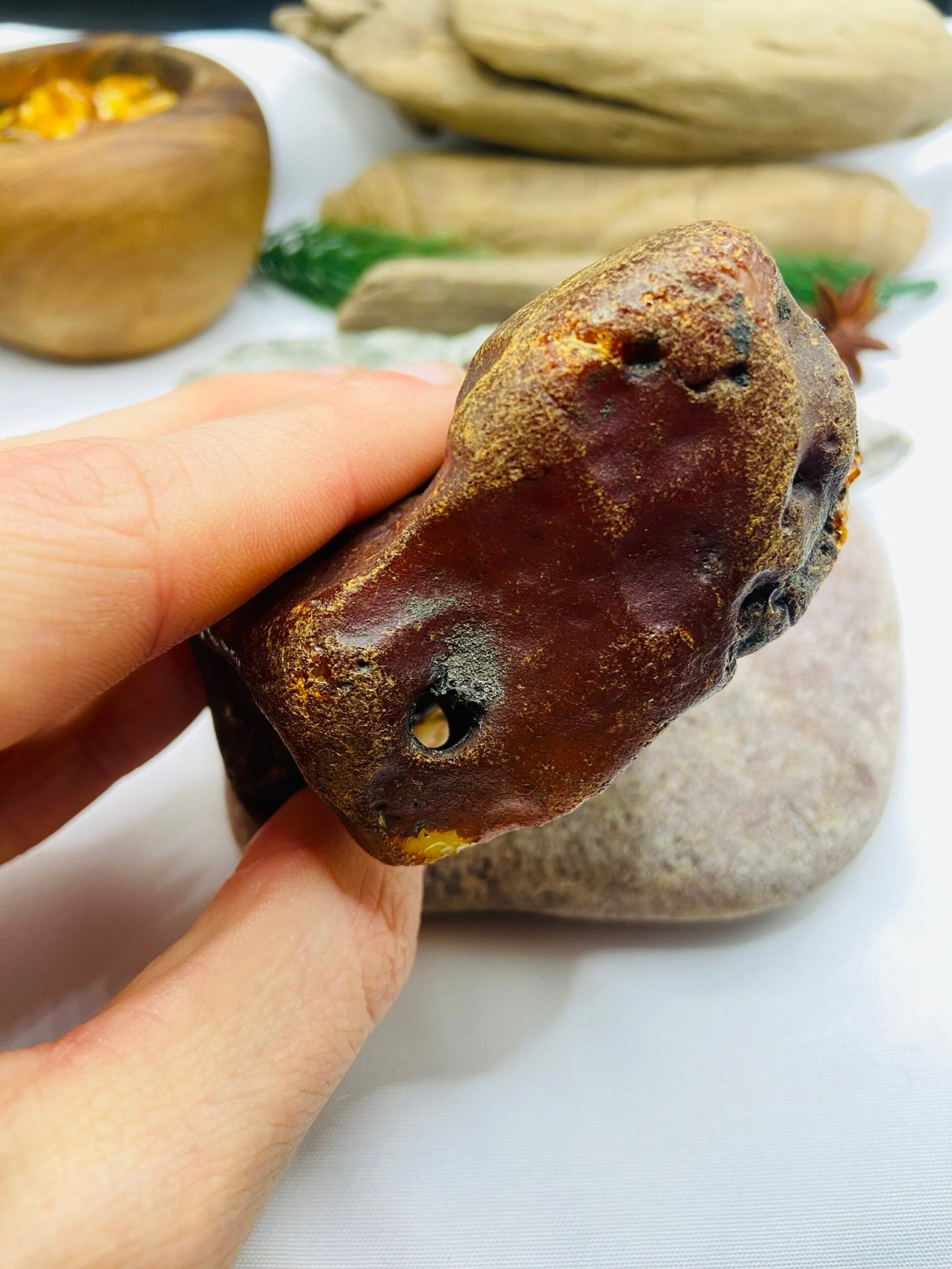 Milzīgs Baltijas Dzintara gabals ar Dabisko caurumu sānos