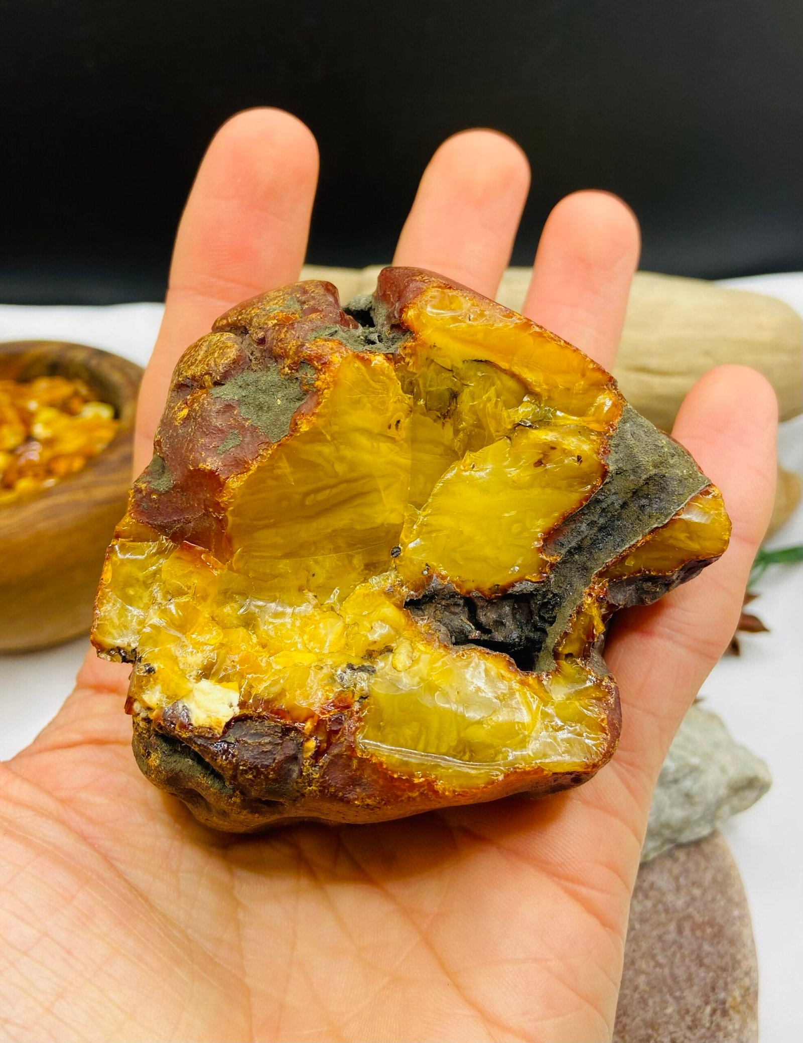 Milzīgs Baltijas Dzintara gabals ar Dabisko caurumu sānos