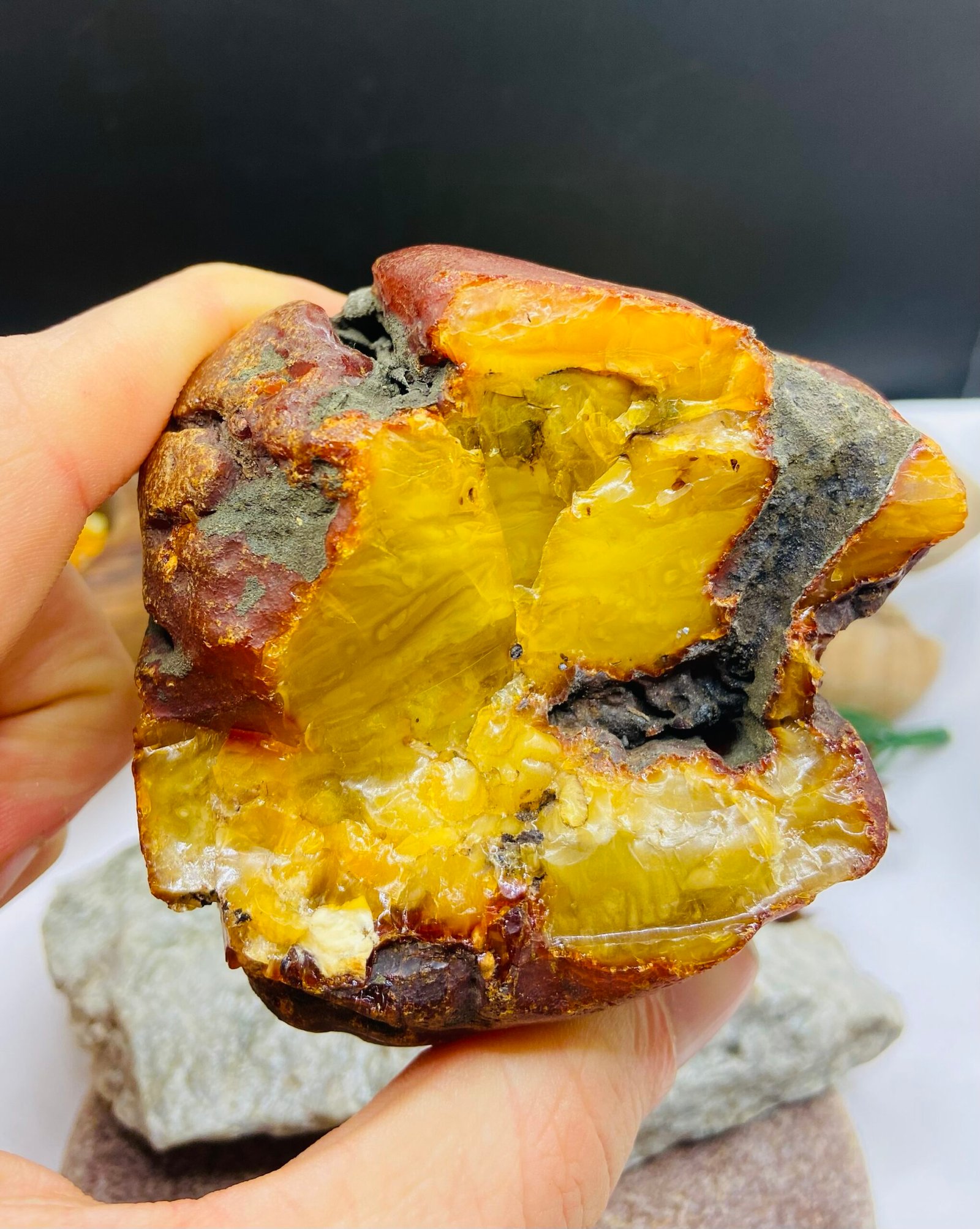 Milzīgs Baltijas Dzintara gabals ar Dabisko caurumu sānos