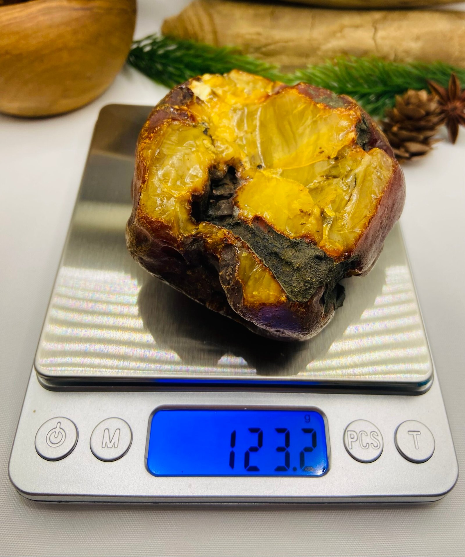 Milzīgs Baltijas Dzintara gabals ar Dabisko caurumu sānos