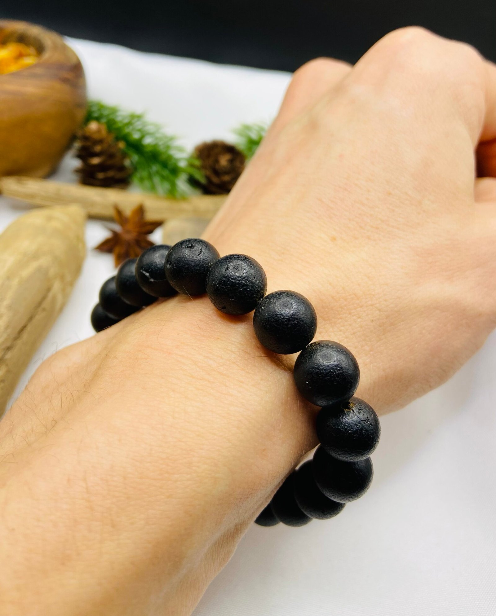 11mm Apaļo pērlīšu tumšās krāsas pulēta Dzintara aproce