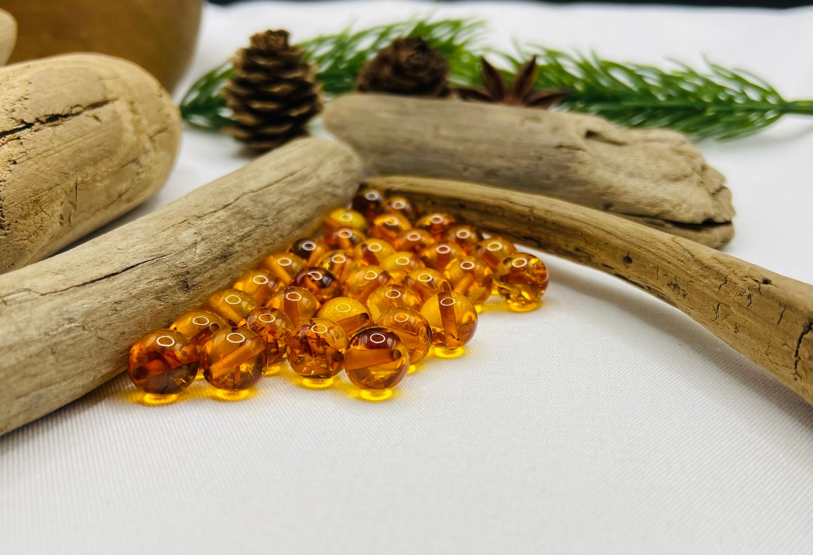 8mm Konjaka krāsas Baltijas dzintara apaļās pērlītes