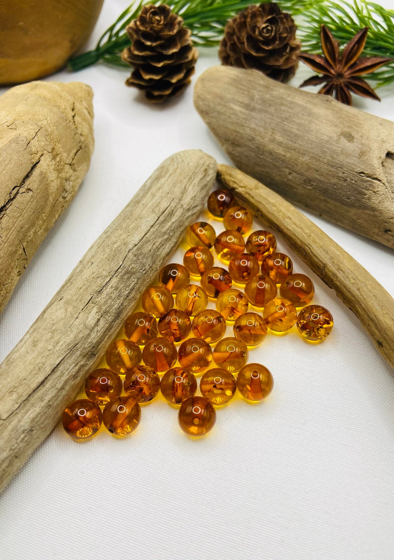 8mm Konjaka krāsas Baltijas dzintara apaļās pērlītes