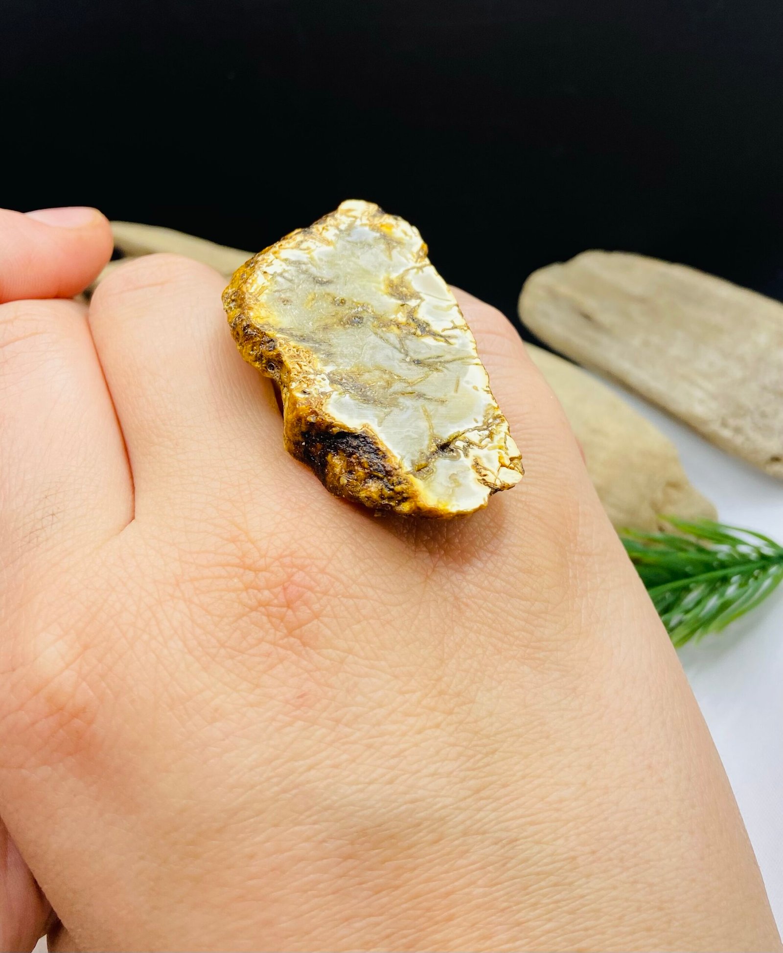 Unikāls balti-melna toņa dzintara gredzens ar sudrabu