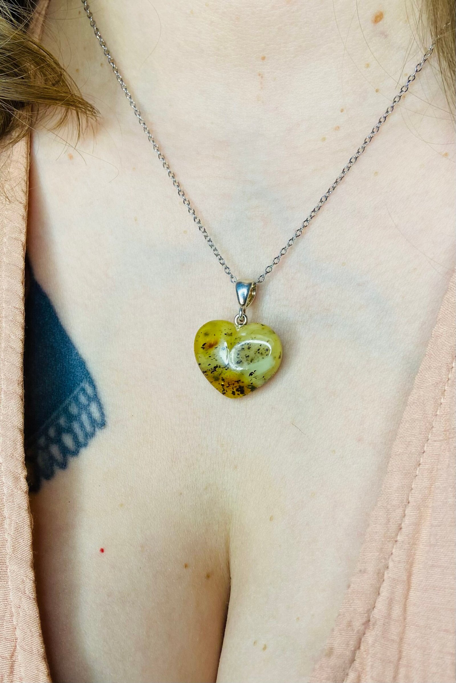 Zaļas krāsas Baltijas Dzintara sirsniņa ar sudraba detaļu