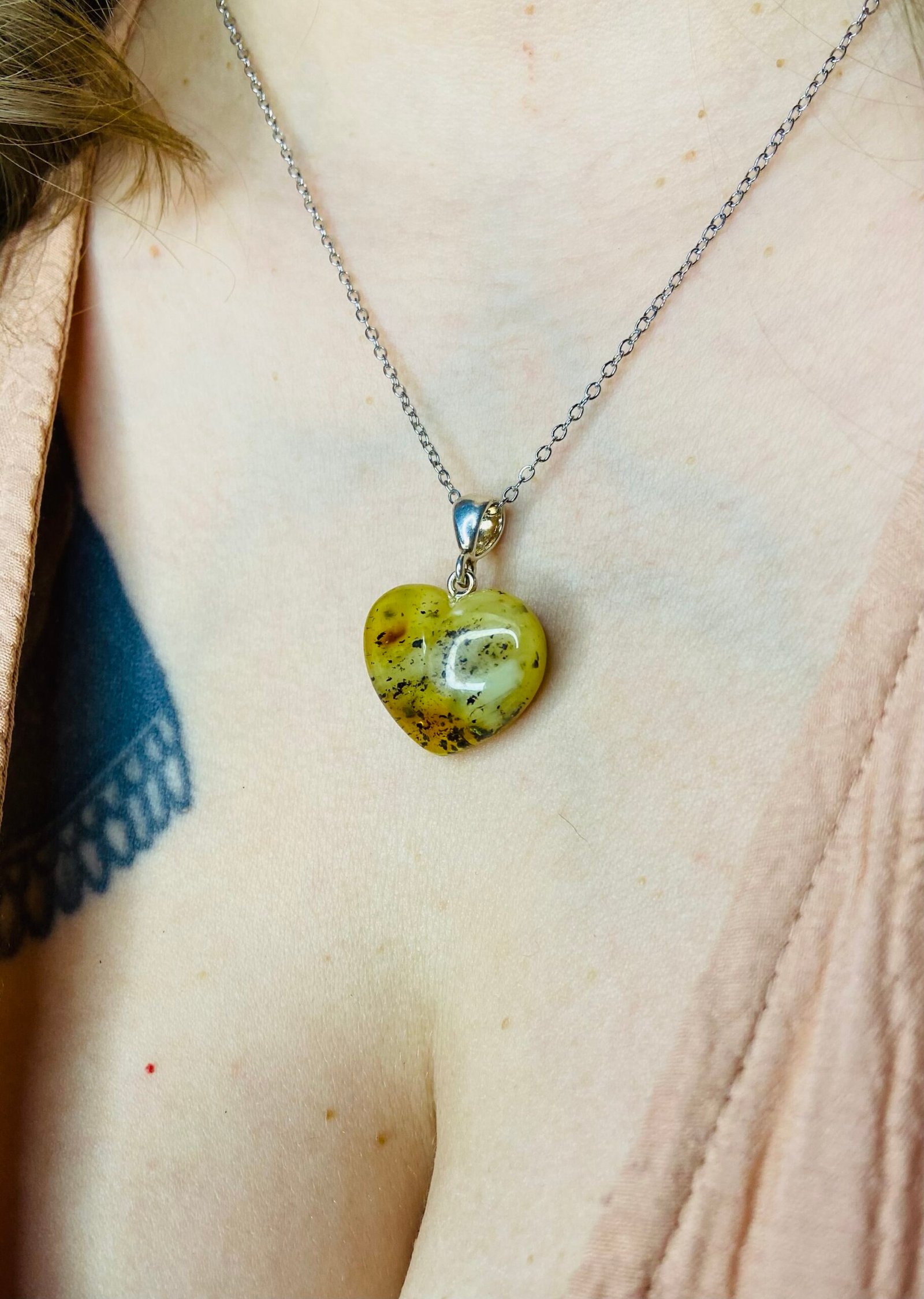 Zaļas krāsas Baltijas Dzintara sirsniņa ar sudraba detaļu