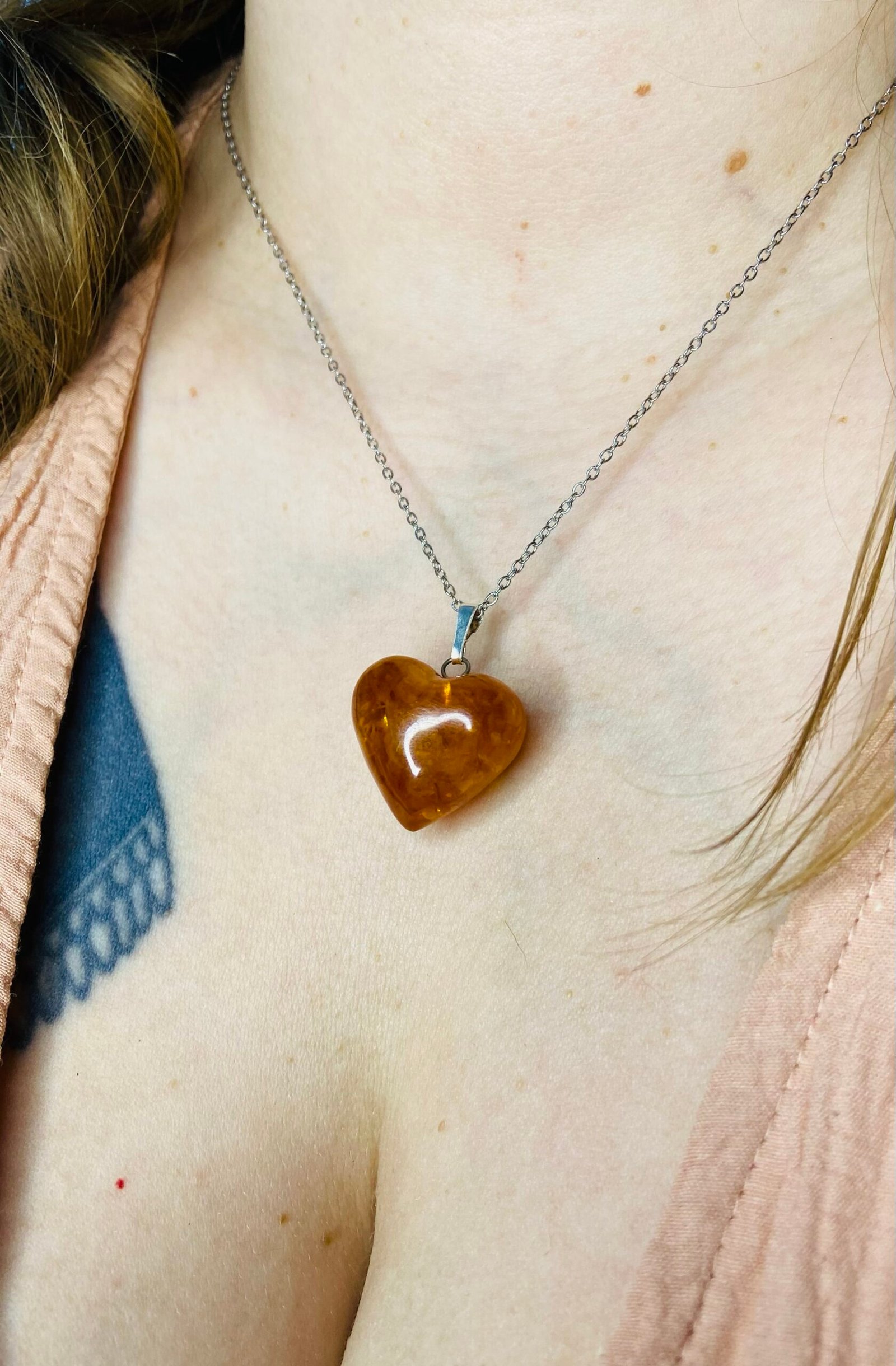 Liela vintāžas stila dzintara sirsniņa ar sudraba detaļu