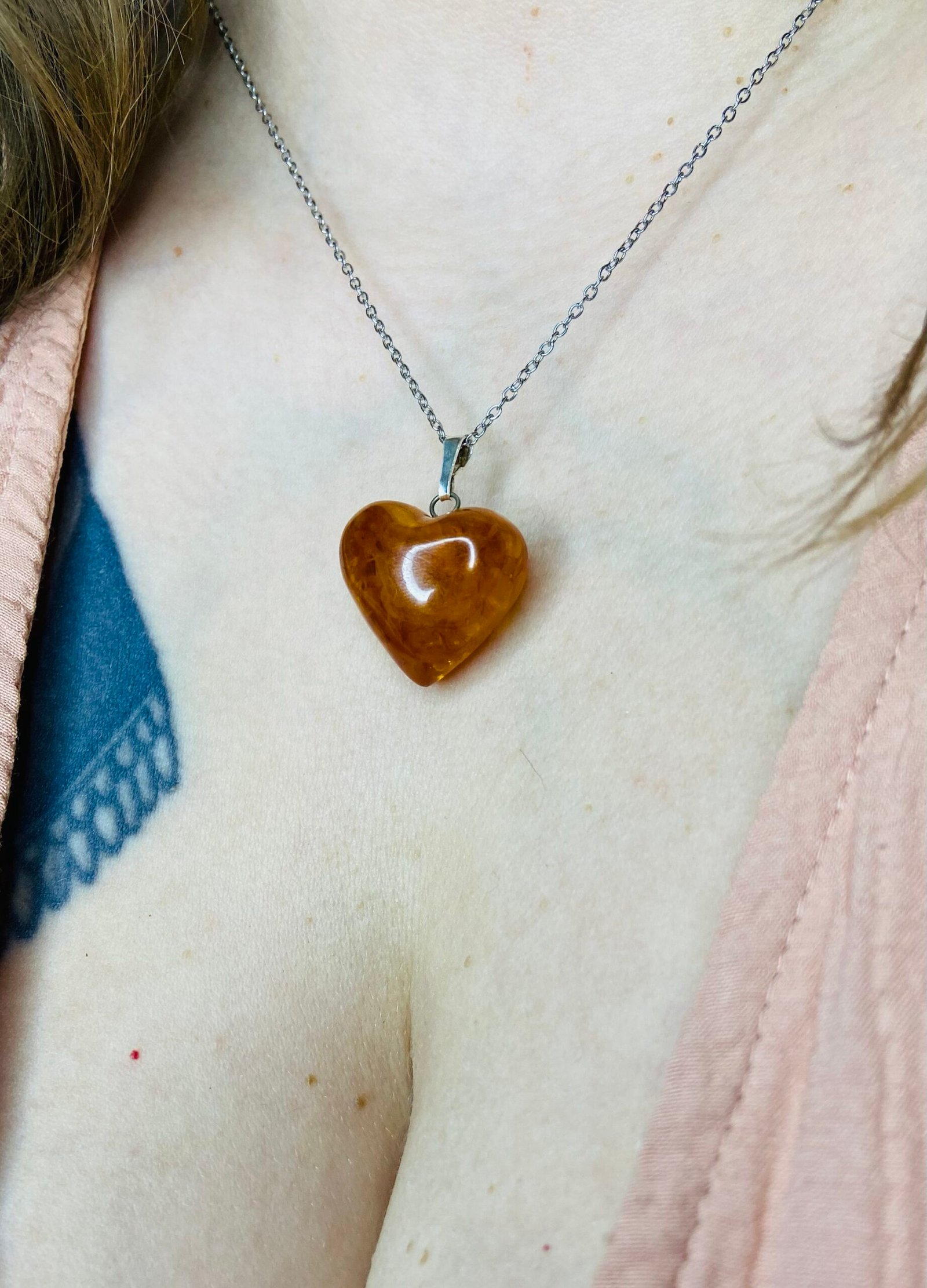 Liela vintāžas stila dzintara sirsniņa ar sudraba detaļu