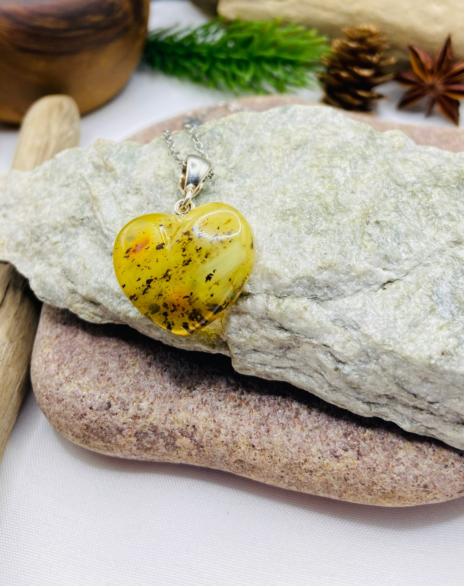 Zaļas krāsas Baltijas Dzintara sirsniņa ar sudraba detaļu