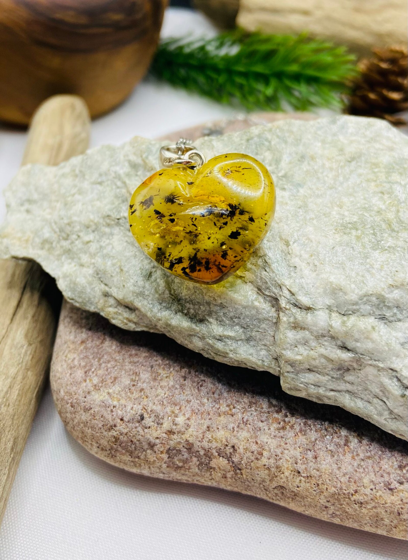 Zaļas krāsas Baltijas Dzintara sirsniņa ar sudraba detaļu