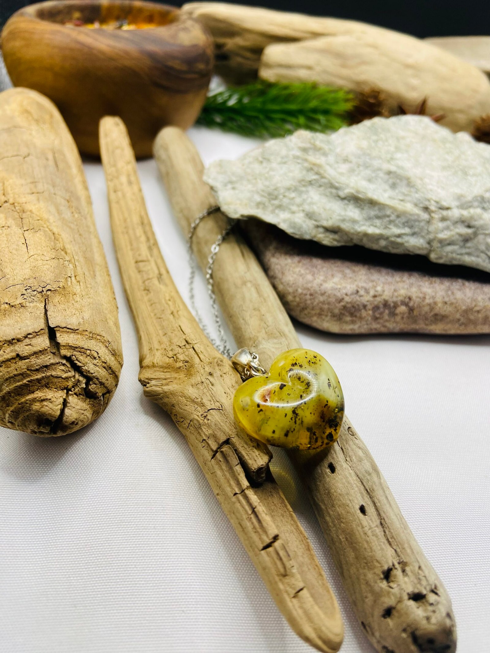 Zaļas krāsas Baltijas Dzintara sirsniņa ar sudraba detaļu