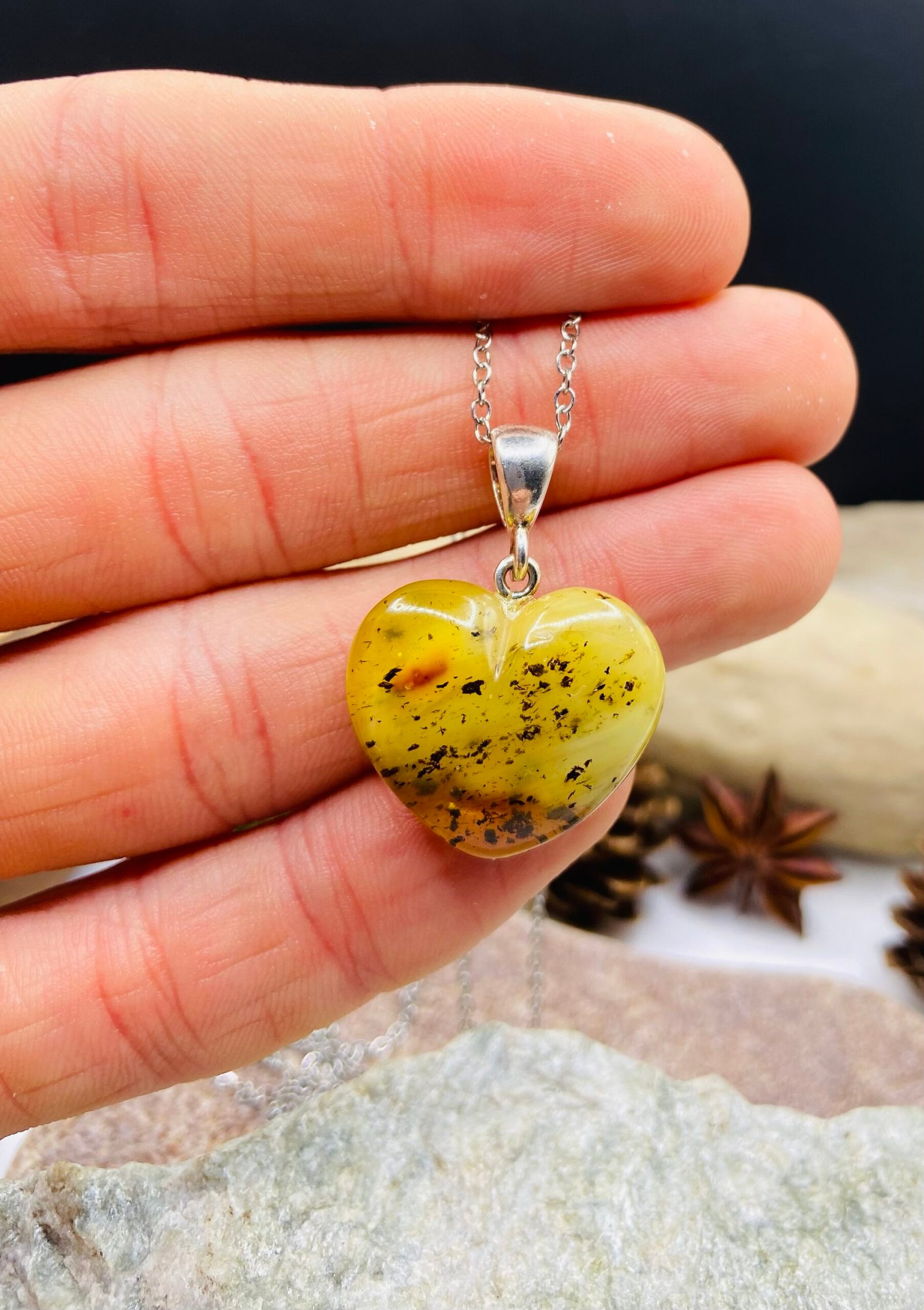 Zaļas krāsas Baltijas Dzintara sirsniņa ar sudraba detaļu