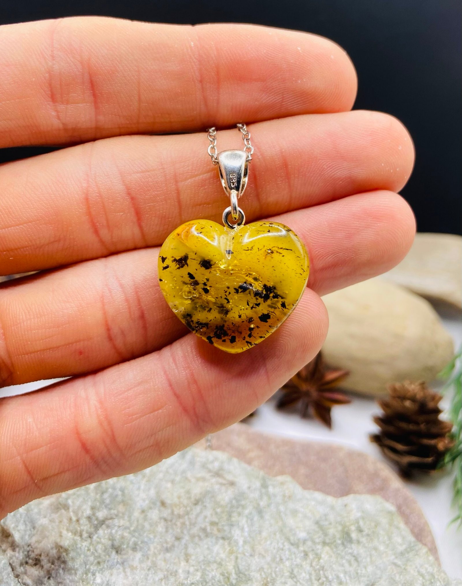 Zaļas krāsas Baltijas Dzintara sirsniņa ar sudraba detaļu