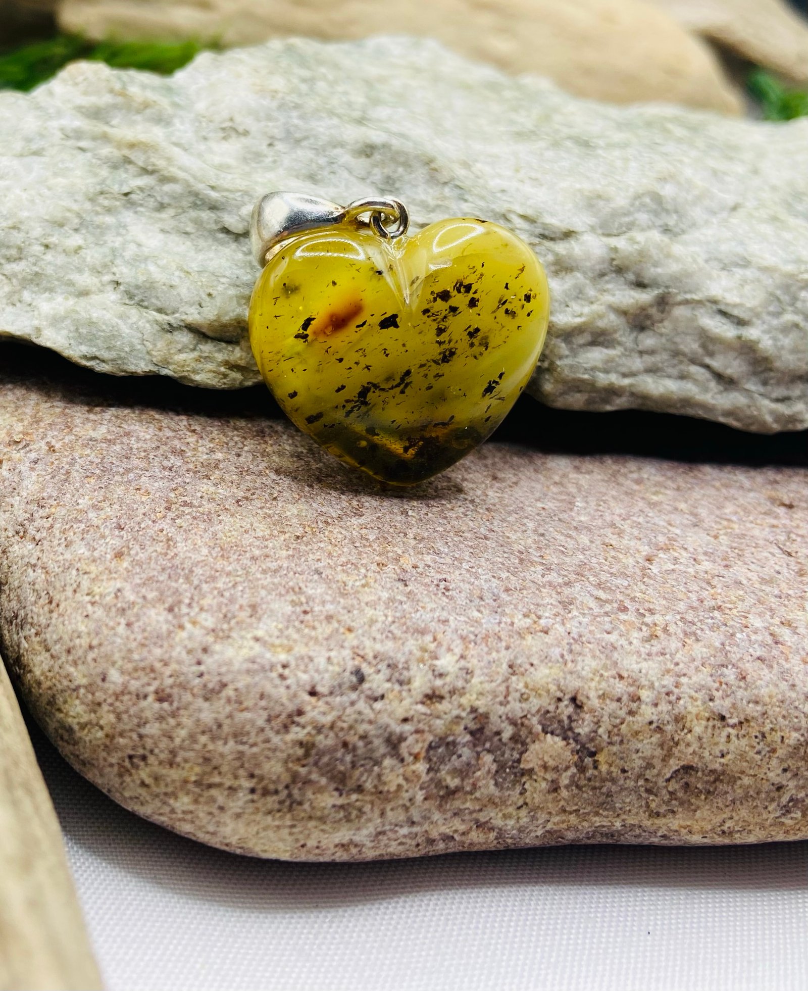 Zaļas krāsas Baltijas Dzintara sirsniņa ar sudraba detaļu