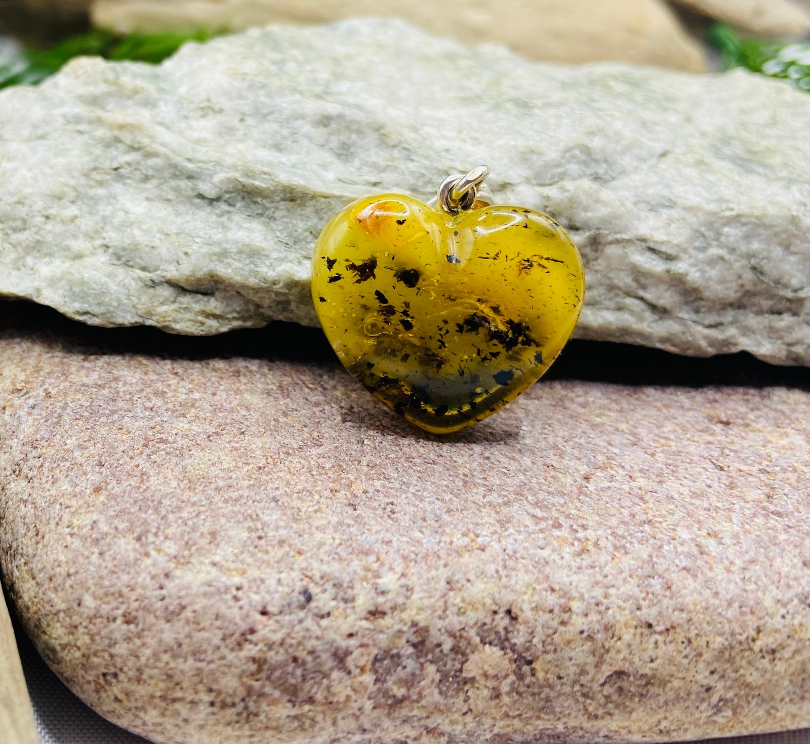 Zaļas krāsas Baltijas Dzintara sirsniņa ar sudraba detaļu