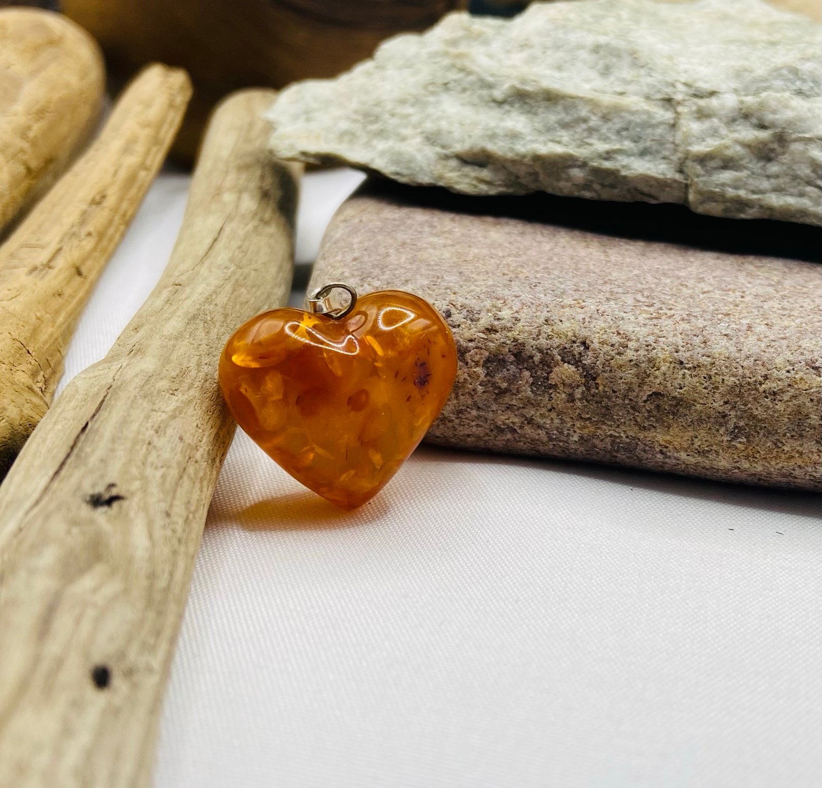 Liela vintāžas stila dzintara sirsniņa ar sudraba detaļu