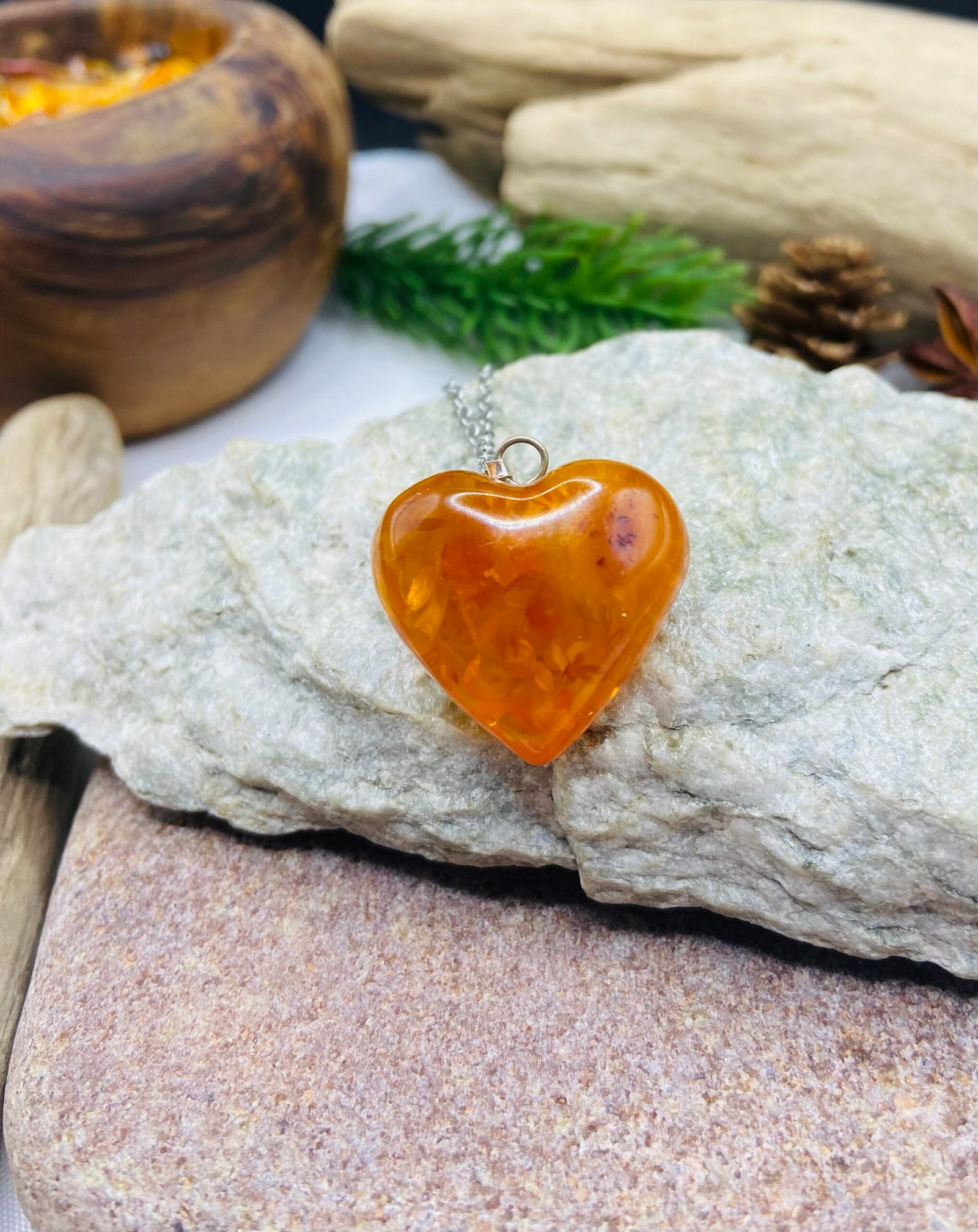 Liela vintāžas stila dzintara sirsniņa ar sudraba detaļu