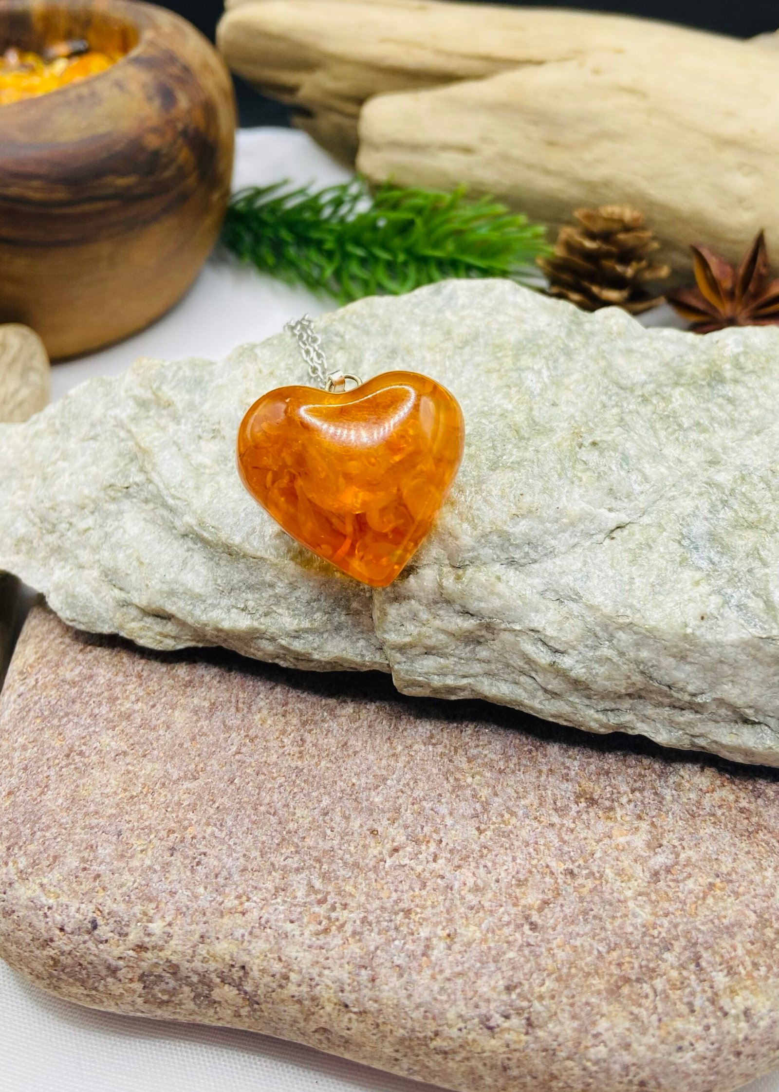 Liela vintāžas stila dzintara sirsniņa ar sudraba detaļu