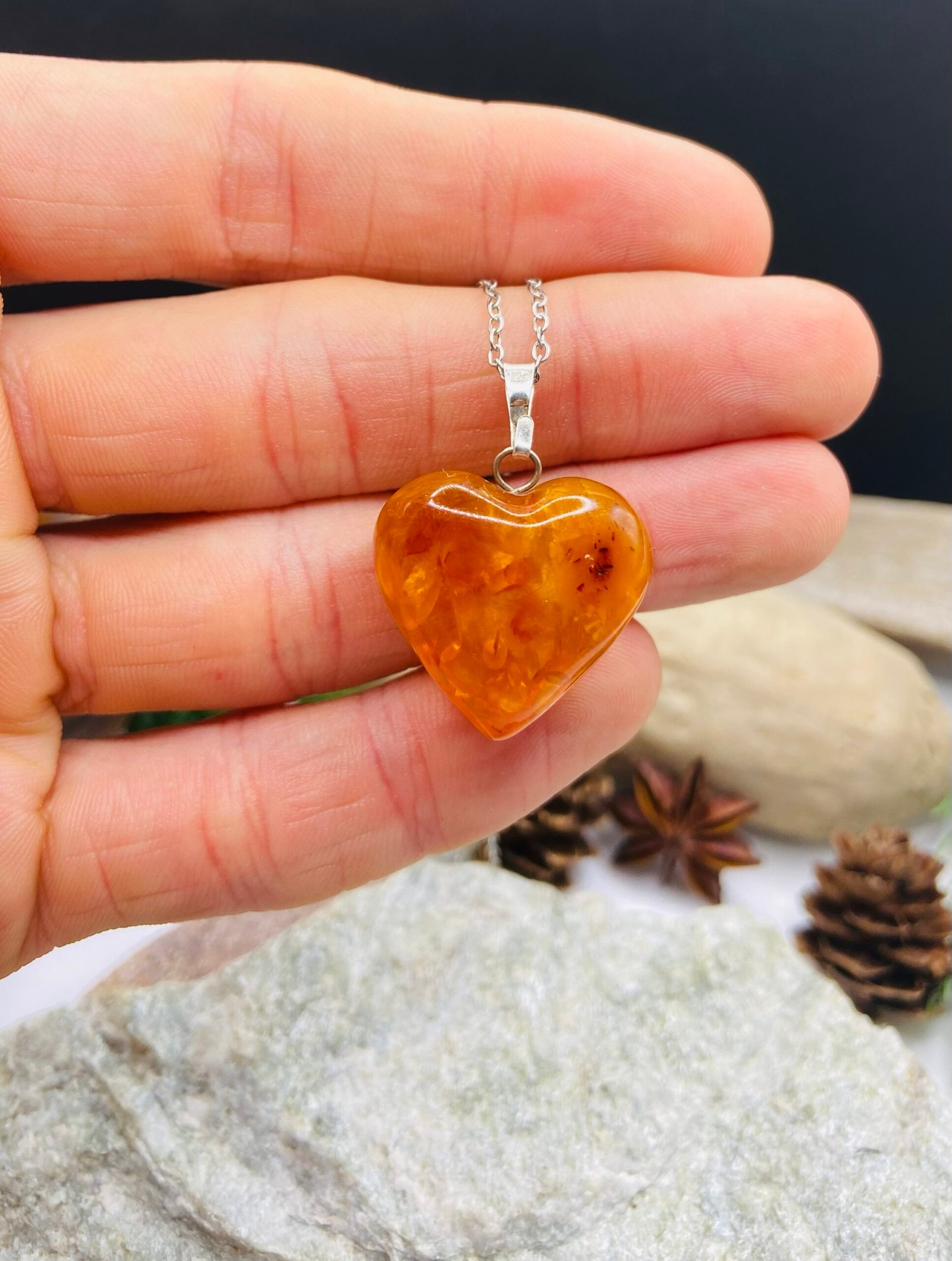 Liela vintāžas stila dzintara sirsniņa ar sudraba detaļu